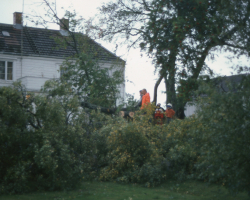 I048